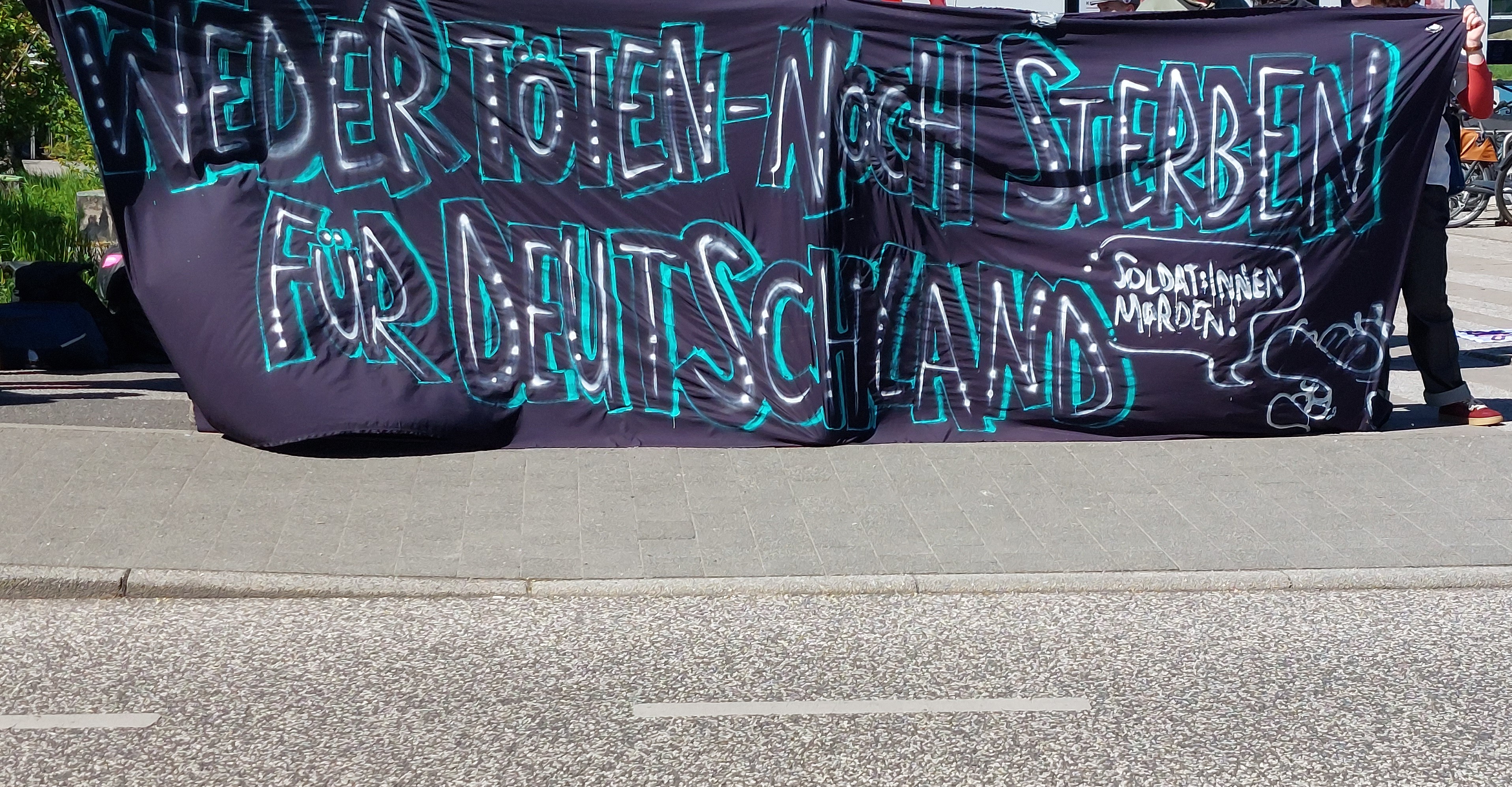 „Soldaten sind Mörder“ – AStA demonstriert gegen Bundeswehr auf dem Campus 